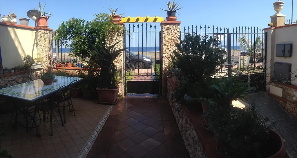Nocleg ze śniadaniem Bed and Breakfast Colapesce Santa Teresa Di Riva